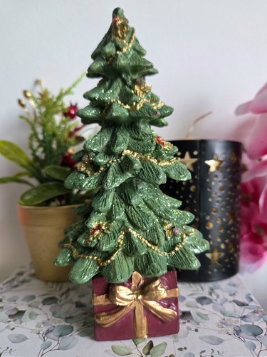 Deko tannenbaum auf geschenk - tannenbaum,